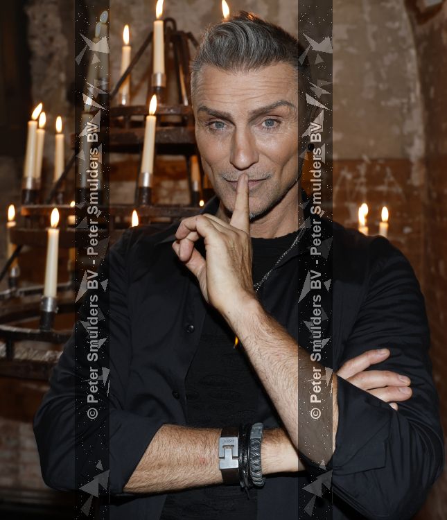 Velzen 19 mei 2026
Presentatie cast the Mentelist . De Nederlandse line-up bestaat uit Niels Houtepen (The Mentalist), Aaron Crow (The Daredevil), Scott & Muriel (The Accidentalists), Zippo Guo (The Manipulator), Dann Stevens (The Magician) en Hans Klok (The Fastest Illusionist in the World). Irene Moors presenteert het 
 