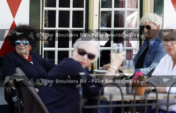 Laren 23 juni 2026
Ad Visser met zijn vrouw op terras bij t Bonte paard in Laren .