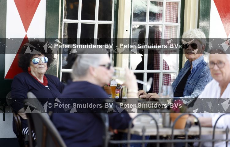 Laren 23 juni 2026
Ad Visser met zijn vrouw op terras bij t Bonte paard in Laren .