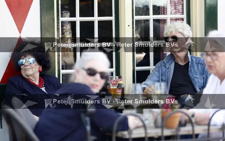 Laren 23 juni 2026
Ad Visser met zijn vrouw op terras bij t Bonte paard in Laren .