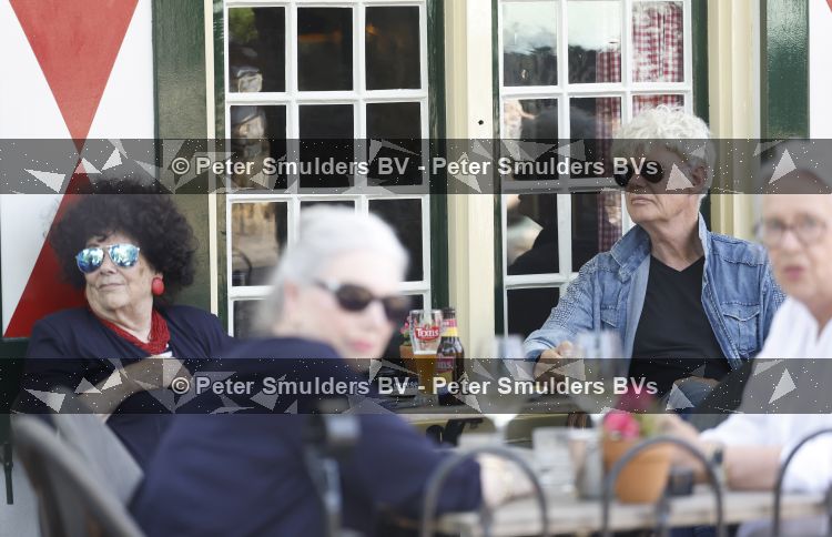 Laren 23 juni 2026
Ad Visser met zijn vrouw op terras bij t Bonte paard in Laren .