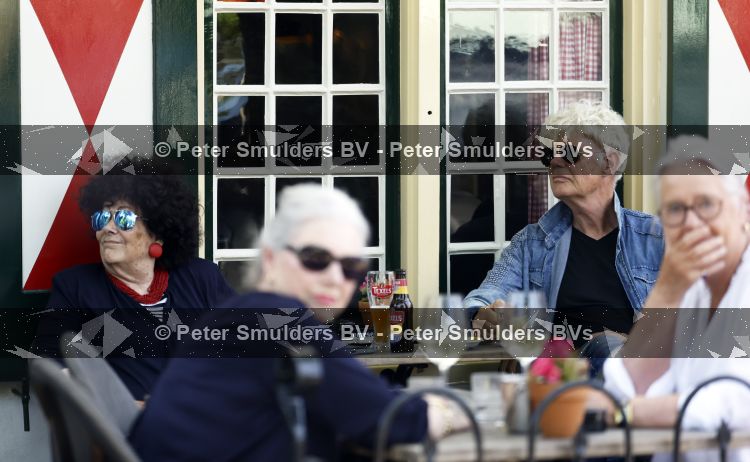 Laren 23 juni 2026
Ad Visser met zijn vrouw op terras bij t Bonte paard in Laren .