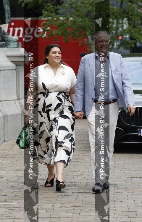 Rotterdam 27 juni 2026
Carola Schouten de burgemeester van Rotterdam, is vandaag getrouwd. Zij en Coert Kleijwegt gaven elkaar het jawoord op het gemeentehuis van Rotterdam. Sander de Kramer trouwde het stel. Alexander Pechtold en zijn vrouw Anna Sophia Posthumus 