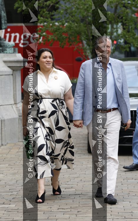 Rotterdam 27 juni 2026
Carola Schouten de burgemeester van Rotterdam, is vandaag getrouwd. Zij en Coert Kleijwegt gaven elkaar het jawoord op het gemeentehuis van Rotterdam. Sander de Kramer trouwde het stel. Alexander Pechtold en zijn vrouw Anna Sophia Posthumus 