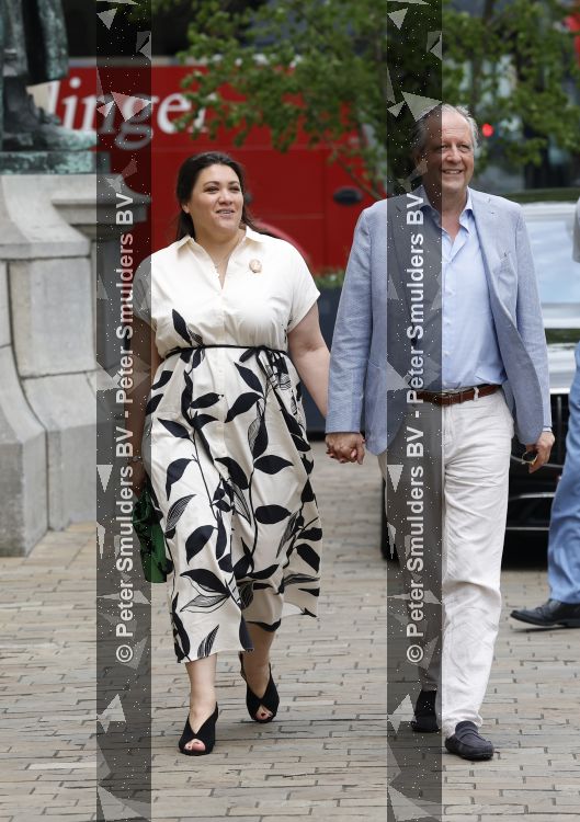 Rotterdam 27 juni 2026
Carola Schouten de burgemeester van Rotterdam, is vandaag getrouwd. Zij en Coert Kleijwegt gaven elkaar het jawoord op het gemeentehuis van Rotterdam. Sander de Kramer trouwde het stel. Alexander Pechtold en zijn vrouw Anna Sophia Posthumus 
