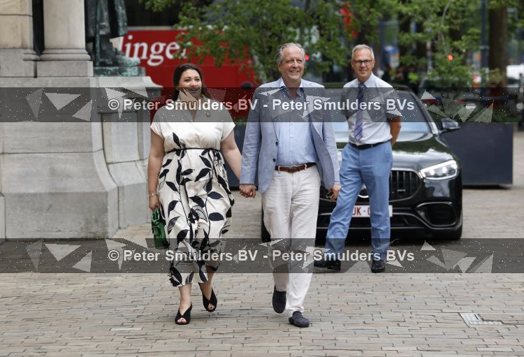 Rotterdam 27 juni 2026
Carola Schouten de burgemeester van Rotterdam, is vandaag getrouwd. Zij en Coert Kleijwegt gaven elkaar het jawoord op het gemeentehuis van Rotterdam. Sander de Kramer trouwde het stel. Alexander Pechtold en zijn vrouw Anna Sophia Posthumus 
