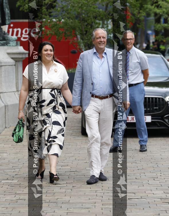 Rotterdam 27 juni 2026
Carola Schouten de burgemeester van Rotterdam, is vandaag getrouwd. Zij en Coert Kleijwegt gaven elkaar het jawoord op het gemeentehuis van Rotterdam. Sander de Kramer trouwde het stel. Alexander Pechtold en zijn vrouw Anna Sophia Posthumus 