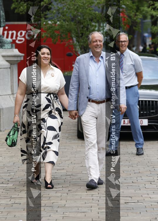 Rotterdam 27 juni 2026
Carola Schouten de burgemeester van Rotterdam, is vandaag getrouwd. Zij en Coert Kleijwegt gaven elkaar het jawoord op het gemeentehuis van Rotterdam. Sander de Kramer trouwde het stel. Alexander Pechtold en zijn vrouw Anna Sophia Posthumus 