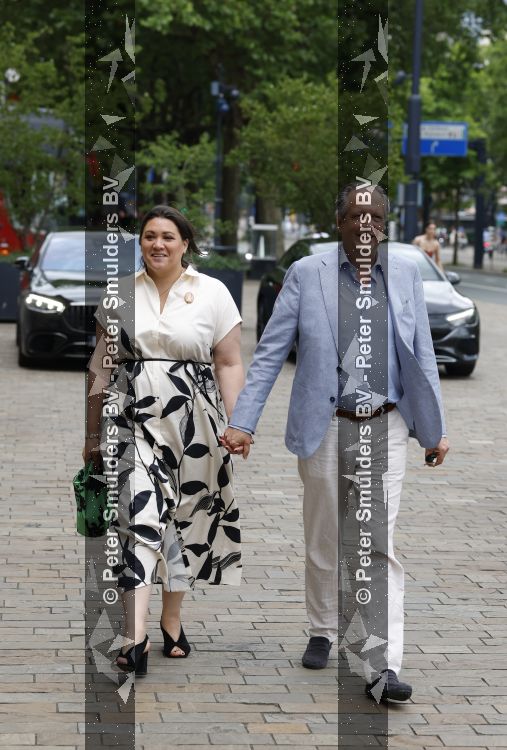 Rotterdam 27 juni 2026
Carola Schouten de burgemeester van Rotterdam, is vandaag getrouwd. Zij en Coert Kleijwegt gaven elkaar het jawoord op het gemeentehuis van Rotterdam. Sander de Kramer trouwde het stel. Alexander Pechtold en zijn vrouw Anna Sophia Posthumus 
