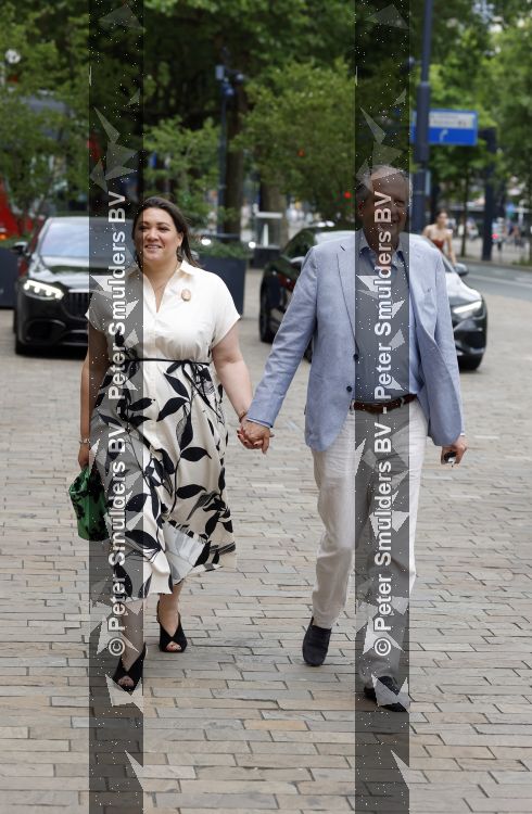 Rotterdam 27 juni 2026
Carola Schouten de burgemeester van Rotterdam, is vandaag getrouwd. Zij en Coert Kleijwegt gaven elkaar het jawoord op het gemeentehuis van Rotterdam. Sander de Kramer trouwde het stel. Alexander Pechtold en zijn vrouw Anna Sophia Posthumus 