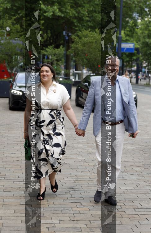 Rotterdam 27 juni 2026
Carola Schouten de burgemeester van Rotterdam, is vandaag getrouwd. Zij en Coert Kleijwegt gaven elkaar het jawoord op het gemeentehuis van Rotterdam. Sander de Kramer trouwde het stel. Alexander Pechtold en zijn vrouw Anna Sophia Posthumus 