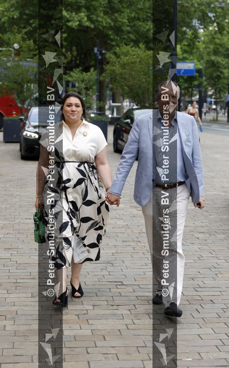 Rotterdam 27 juni 2026
Carola Schouten de burgemeester van Rotterdam, is vandaag getrouwd. Zij en Coert Kleijwegt gaven elkaar het jawoord op het gemeentehuis van Rotterdam. Sander de Kramer trouwde het stel. Alexander Pechtold en zijn vrouw Anna Sophia Posthumus 