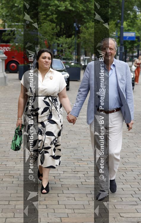 Rotterdam 27 juni 2026
Carola Schouten de burgemeester van Rotterdam, is vandaag getrouwd. Zij en Coert Kleijwegt gaven elkaar het jawoord op het gemeentehuis van Rotterdam. Sander de Kramer trouwde het stel. Alexander Pechtold en zijn vrouw Anna Sophia Posthumus 