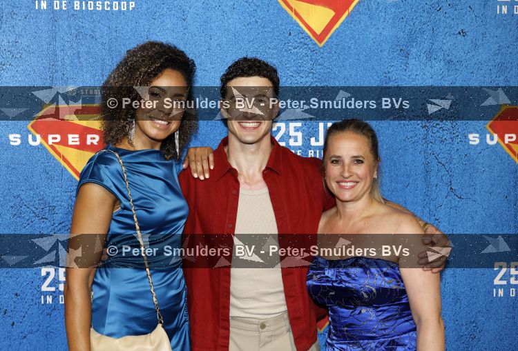 Amsterdam 23 juni 2026
Premiere Supergirl in Pathe Arena. Amara Onwuka Jordi Huirne en Nicolien Kroon 