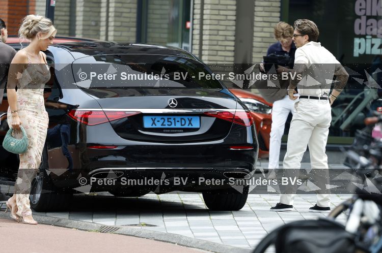 Nieuwegein 27 juni 2026
Andre Hazes en zijn vriendin Noa Braaf komen aan bij Wills voor de trouwerij van haar vader Denny Braaf . Ook de camera van hun real lif soap is aanwezig 