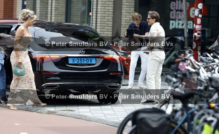 Nieuwegein 27 juni 2026
Andre Hazes en zijn vriendin Noa Braaf komen aan bij Wills voor de trouwerij van haar vader Denny Braaf . Ook de camera van hun real lif soap is aanwezig 