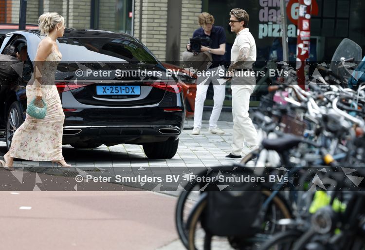 Nieuwegein 27 juni 2026
Andre Hazes en zijn vriendin Noa Braaf komen aan bij Wills voor de trouwerij van haar vader Denny Braaf . Ook de camera van hun real lif soap is aanwezig 
