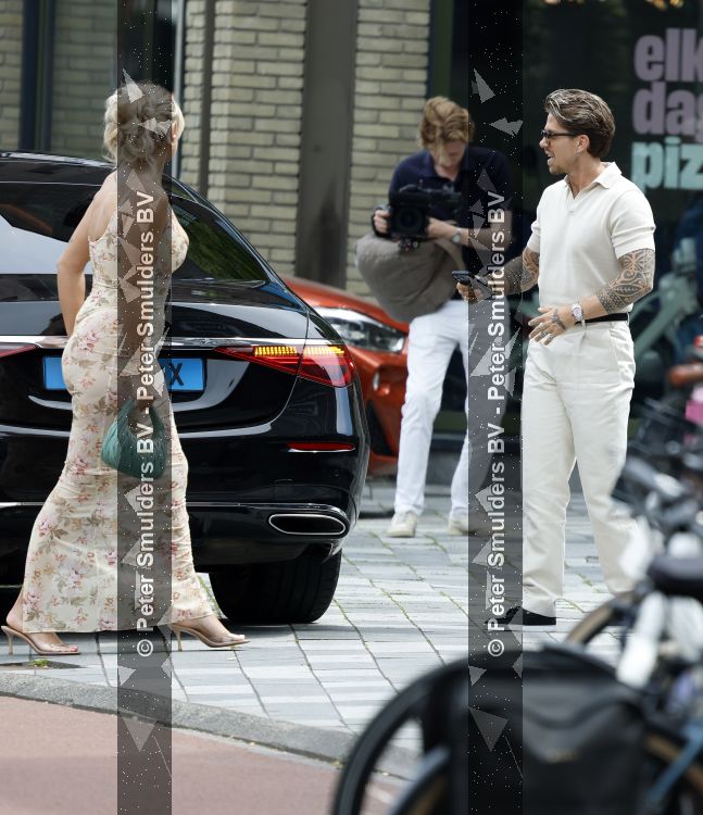 Nieuwegein 27 juni 2026
Andre Hazes en zijn vriendin Noa Braaf komen aan bij Wills voor de trouwerij van haar vader Denny Braaf . Ook de camera van hun real lif soap is aanwezig 