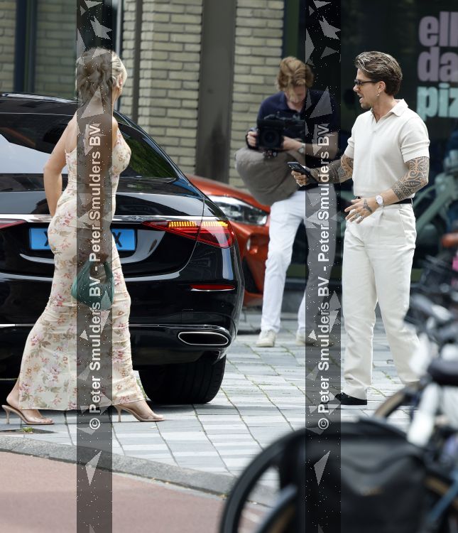 Nieuwegein 27 juni 2026
Andre Hazes en zijn vriendin Noa Braaf komen aan bij Wills voor de trouwerij van haar vader Denny Braaf . Ook de camera van hun real lif soap is aanwezig 