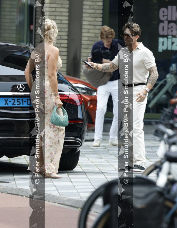 Nieuwegein 27 juni 2026
Andre Hazes en zijn vriendin Noa Braaf komen aan bij Wills voor de trouwerij van haar vader Denny Braaf . Ook de camera van hun real lif soap is aanwezig 