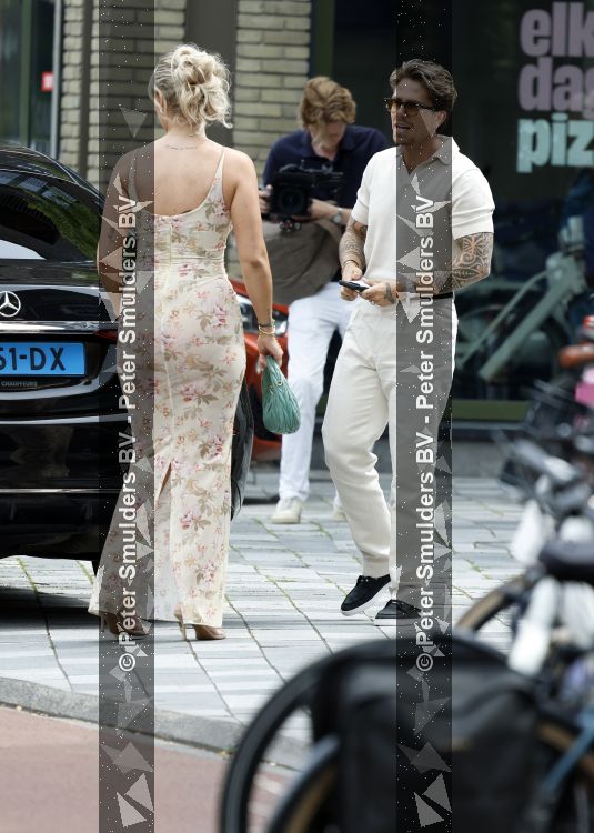 Nieuwegein 27 juni 2026
Andre Hazes en zijn vriendin Noa Braaf komen aan bij Wills voor de trouwerij van haar vader Denny Braaf . Ook de camera van hun real lif soap is aanwezig 