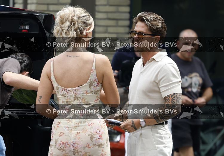 Nieuwegein 27 juni 2026
Andre Hazes en zijn vriendin Noa Braaf komen aan bij Wills voor de trouwerij van haar vader Denny Braaf . Ook de camera van hun real lif soap is aanwezig 