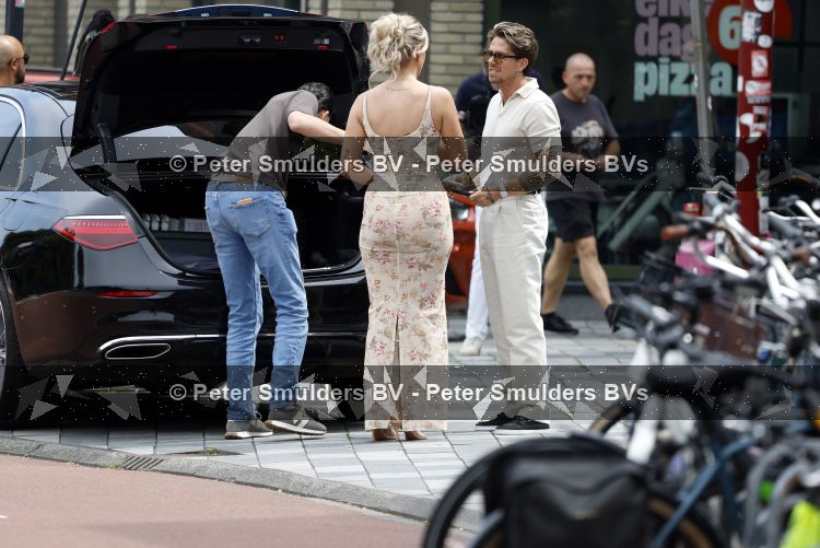 Nieuwegein 27 juni 2026
Andre Hazes en zijn vriendin Noa Braaf komen aan bij Wills voor de trouwerij van haar vader Denny Braaf . Ook de camera van hun real lif soap is aanwezig 