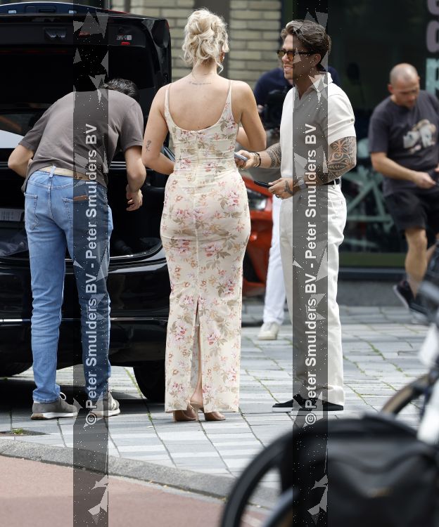 Nieuwegein 27 juni 2026
Andre Hazes en zijn vriendin Noa Braaf komen aan bij Wills voor de trouwerij van haar vader Denny Braaf . Ook de camera van hun real lif soap is aanwezig 