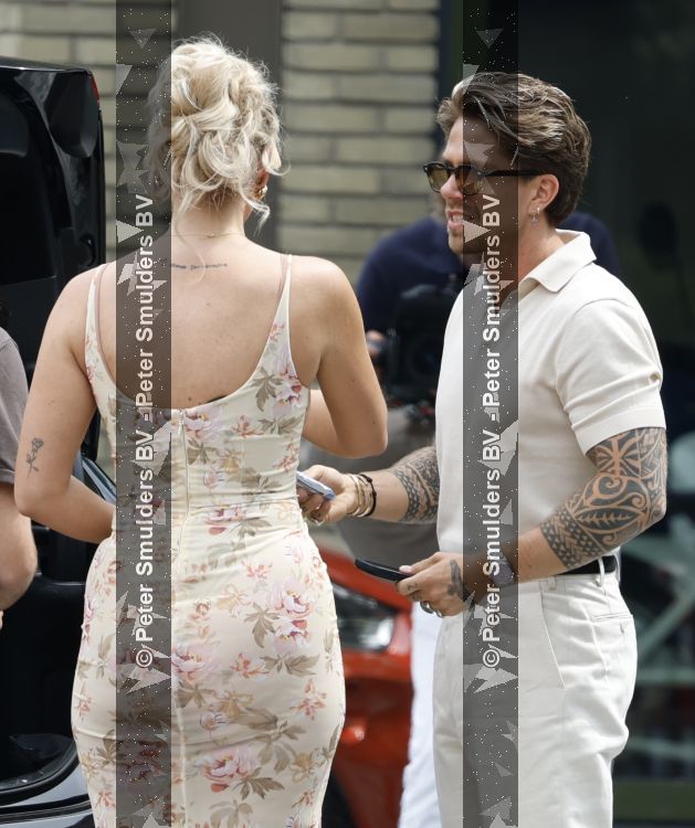 Nieuwegein 27 juni 2026
Andre Hazes en zijn vriendin Noa Braaf komen aan bij Wills voor de trouwerij van haar vader Denny Braaf . Ook de camera van hun real lif soap is aanwezig 