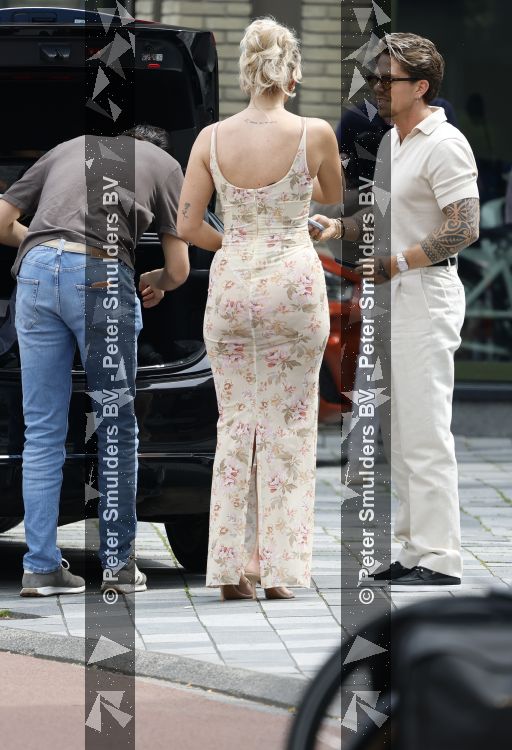 Nieuwegein 27 juni 2026
Andre Hazes en zijn vriendin Noa Braaf komen aan bij Wills voor de trouwerij van haar vader Denny Braaf . Ook de camera van hun real lif soap is aanwezig 
