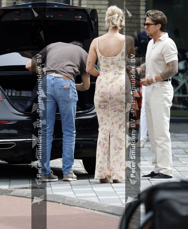 Nieuwegein 27 juni 2026
Andre Hazes en zijn vriendin Noa Braaf komen aan bij Wills voor de trouwerij van haar vader Denny Braaf . Ook de camera van hun real lif soap is aanwezig 