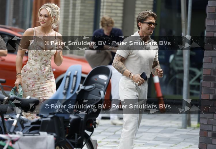 Nieuwegein 27 juni 2026
Andre Hazes en zijn vriendin Noa Braaf komen aan bij Wills voor de trouwerij van haar vader Denny Braaf . Ook de camera van hun real lif soap is aanwezig 