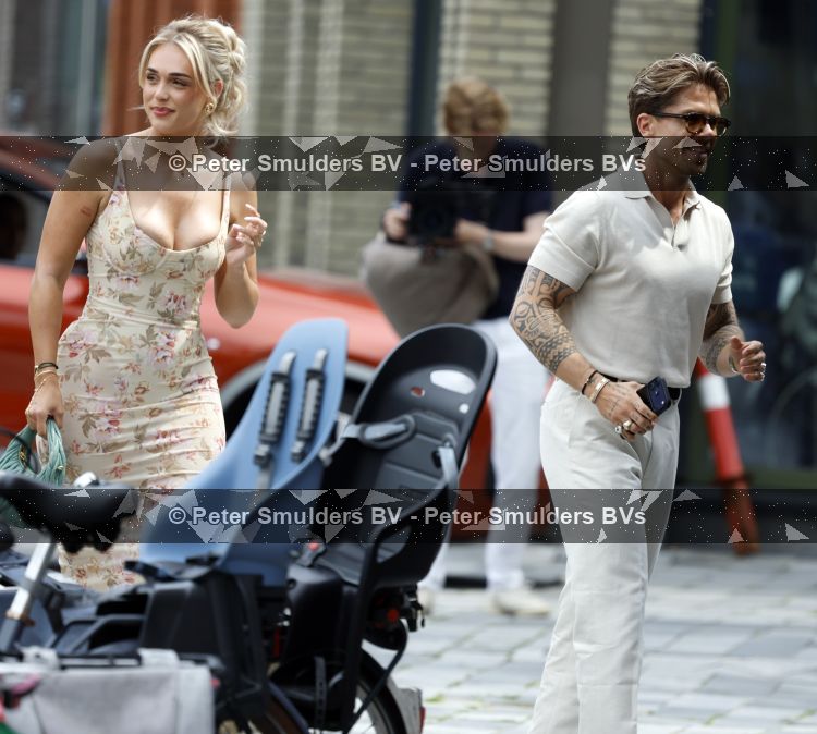 Nieuwegein 27 juni 2026
Andre Hazes en zijn vriendin Noa Braaf komen aan bij Wills voor de trouwerij van haar vader Denny Braaf . Ook de camera van hun real lif soap is aanwezig 