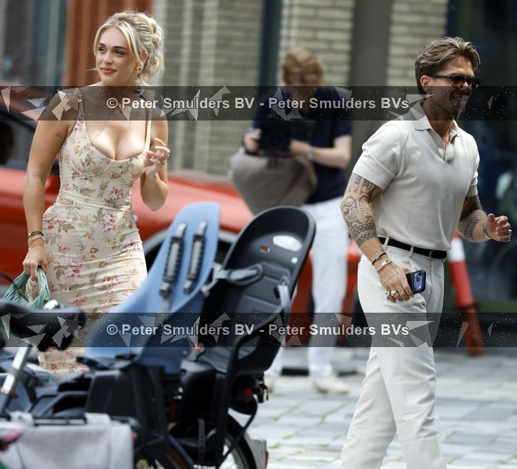 Nieuwegein 27 juni 2026
Andre Hazes en zijn vriendin Noa Braaf komen aan bij Wills voor de trouwerij van haar vader Denny Braaf . Ook de camera van hun real lif soap is aanwezig 