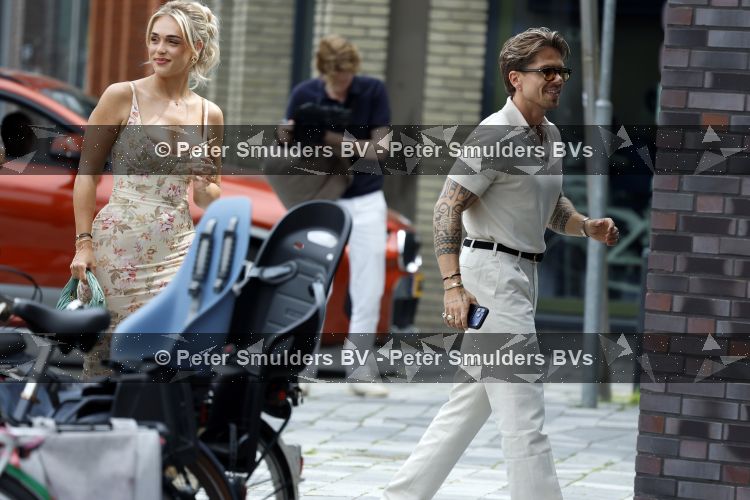 Nieuwegein 27 juni 2026
Andre Hazes en zijn vriendin Noa Braaf komen aan bij Wills voor de trouwerij van haar vader Denny Braaf . Ook de camera van hun real lif soap is aanwezig 
