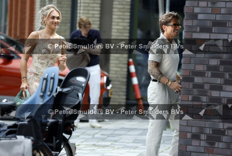 Nieuwegein 27 juni 2026
Andre Hazes en zijn vriendin Noa Braaf komen aan bij Wills voor de trouwerij van haar vader Denny Braaf . Ook de camera van hun real lif soap is aanwezig 