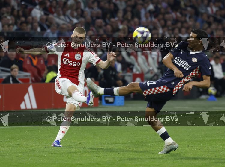 Amsterdam, 2 Mei 2026
Kompetitiewedstrijd AJAX-PSV, eindstand 2-2
Anton Gaaei met Couhaib Driouech