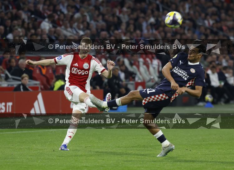 Amsterdam, 2 Mei 2026
Kompetitiewedstrijd AJAX-PSV, eindstand 2-2
Anton Gaaei met Couhaib Driouech