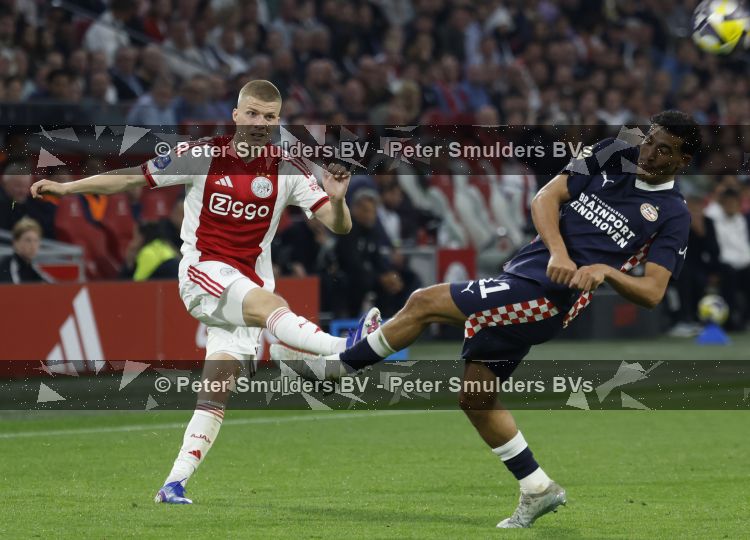 Amsterdam, 2 Mei 2026
Kompetitiewedstrijd AJAX-PSV, eindstand 2-2
Anton Gaaei met Couhaib Driouech