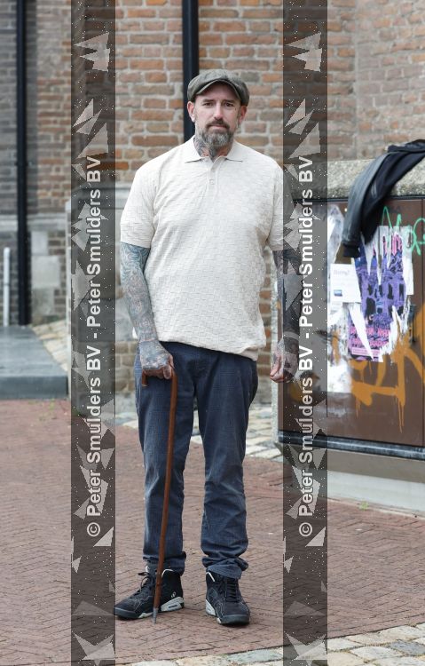 Arnhem 13 mei 2026
Ben Saunders loopt met een wandelstok omdat hij een drie dubbele hernia heeft .