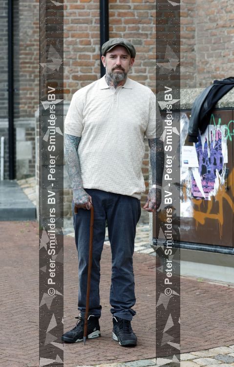 Arnhem 13 mei 2026
Ben Saunders loopt met een wandelstok omdat hij een drie dubbele hernia heeft .