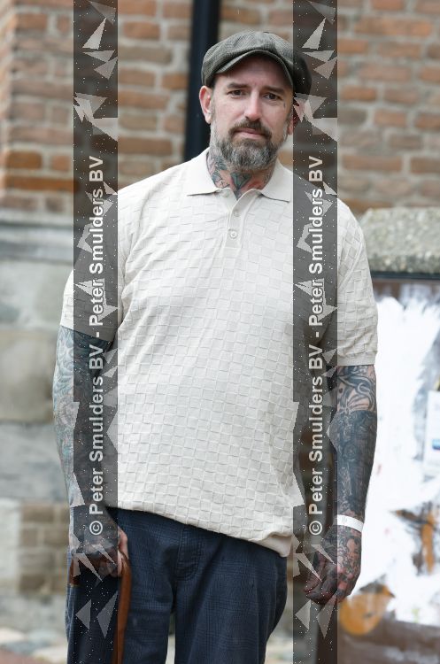 Arnhem 13 mei 2026
Ben Saunders loopt met een wandelstok omdat hij een drie dubbele hernia heeft .