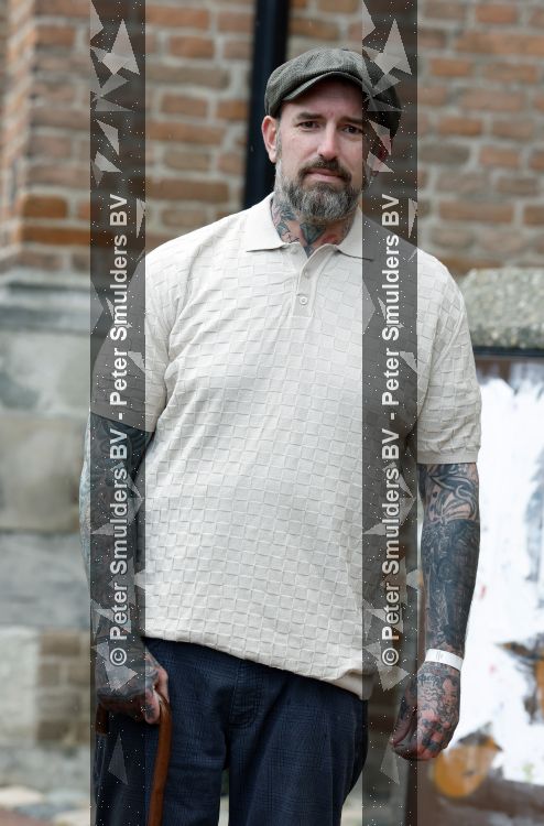 Arnhem 13 mei 2026
Ben Saunders loopt met een wandelstok omdat hij een drie dubbele hernia heeft .