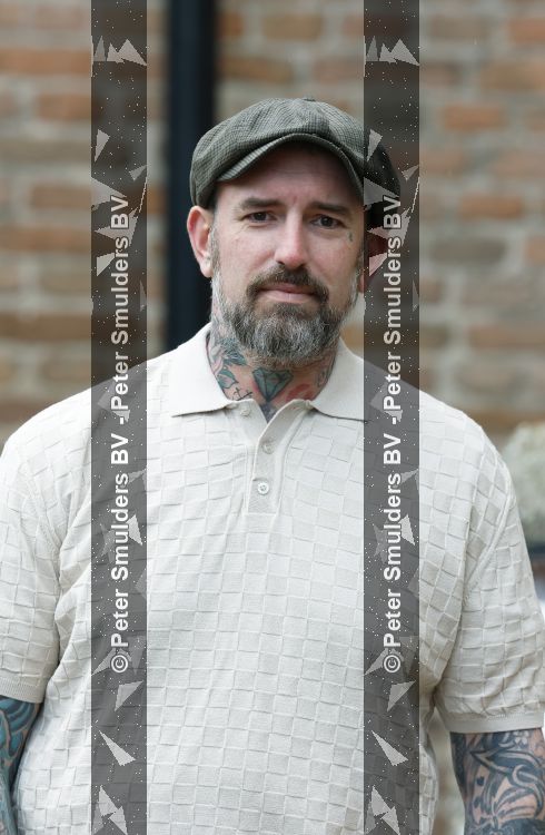 Arnhem 13 mei 2026
Ben Saunders loopt met een wandelstok omdat hij een drie dubbele hernia heeft .