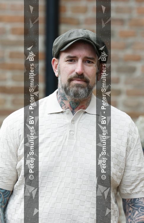 Arnhem 13 mei 2026
Ben Saunders loopt met een wandelstok omdat hij een drie dubbele hernia heeft .