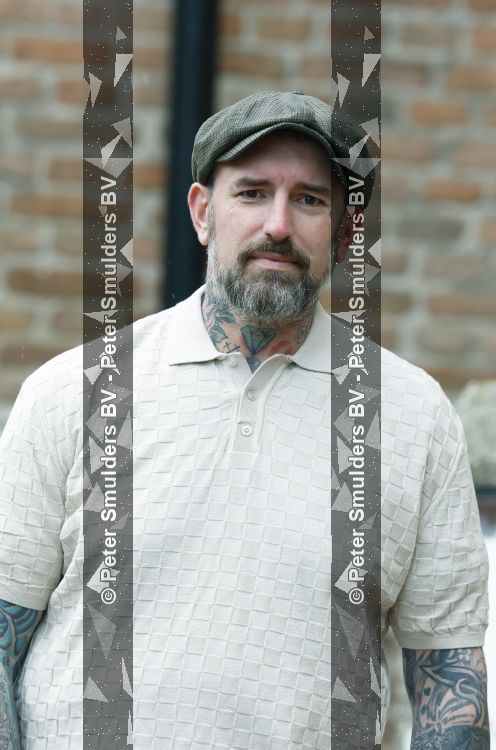 Arnhem 13 mei 2026
Ben Saunders loopt met een wandelstok omdat hij een drie dubbele hernia heeft .