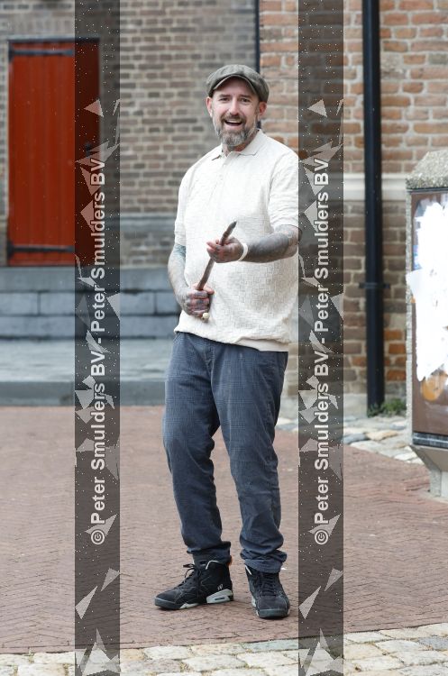 Arnhem 13 mei 2026
Ben Saunders loopt met een wandelstok omdat hij een drie dubbele hernia heeft .
