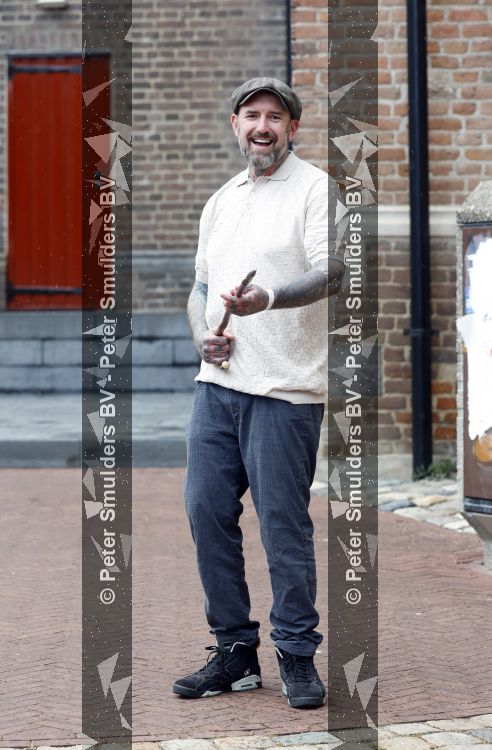 Arnhem 13 mei 2026
Ben Saunders loopt met een wandelstok omdat hij een drie dubbele hernia heeft .