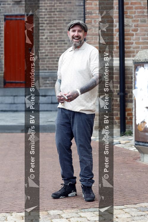 Arnhem 13 mei 2026
Ben Saunders loopt met een wandelstok omdat hij een drie dubbele hernia heeft .