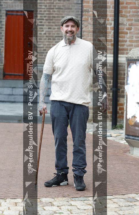 Arnhem 13 mei 2026
Ben Saunders loopt met een wandelstok omdat hij een drie dubbele hernia heeft .